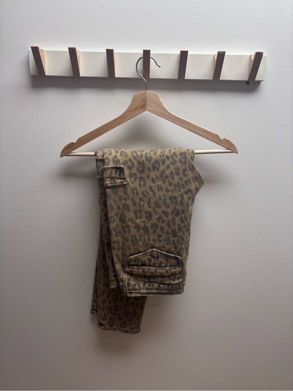 FRAME Denim Cargo Skinny Spring Pants in Cheetah
